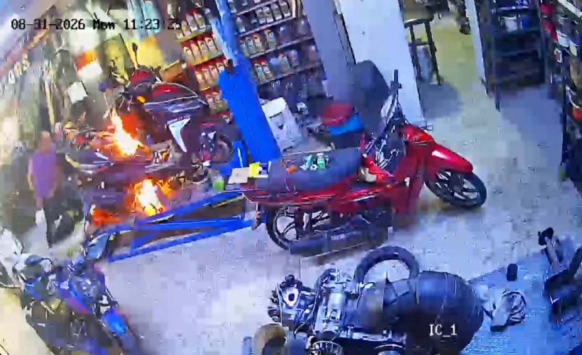 Alev alan motosikletteki yangını üfleyerek söndürdü! O anlar kamerada