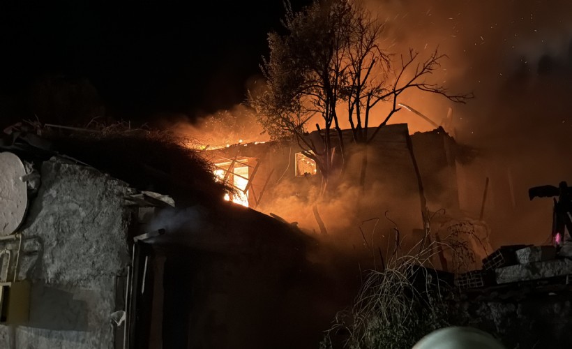Bahçede başlayan yangın evi küle çevirdi: 2 kişi dumandan etkilendi