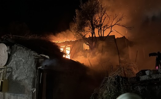 Bahçede başlayan yangın evi küle çevirdi: 2 kişi dumandan etkilendi