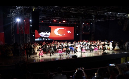 Balçova'da 30 Ağustos coşkusu dünyanın renkleriyle buluştu