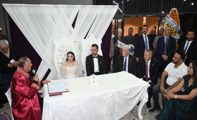 Başkan oğlunun nikahını kıydı, Dervişoğlu şahit oldu