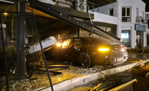 Bodrum'da lüks otomobil gece yarısı börekçiye daldı: 2 yaralı