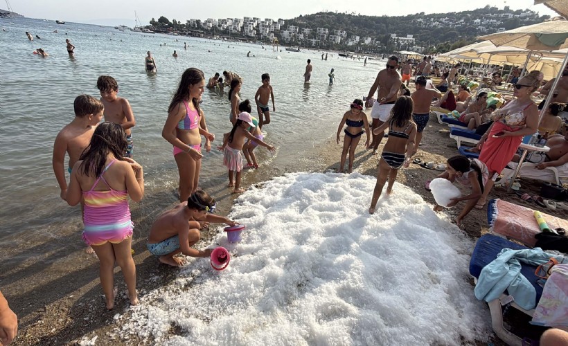 Bodrum'da sahile dökülen 2 ton buzla serinlediler