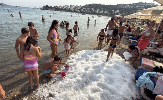 Bodrum'da sahile dökülen 2 ton buzla serinlediler