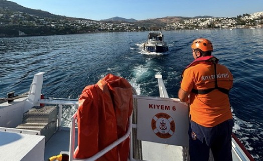Bodrum'da su alan ve içerisinde 4 kişinin bulunduğu tekne kurtarıldı