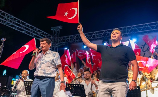 Bornova'da Zafer Coşkusu notalara döküldü: Büyükpark'ta muhteşem gece