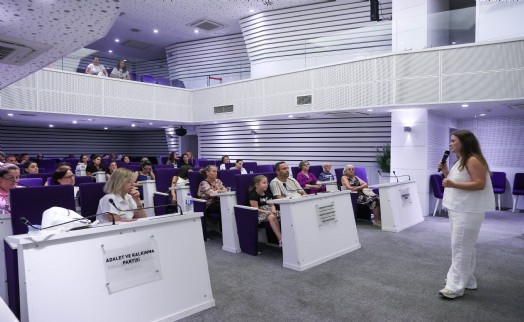 Buca Belediyesi'nden çocukların okul hayatına ışık tutan seminer