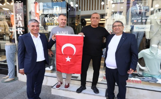 Buca'da 30 Ağustos coşkusu büyüyor: Esnafa bayrak dağıtıldı