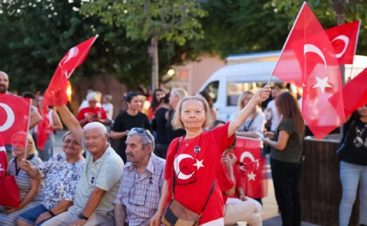 Buca'da 30 Ağustos'a yürüyüş, zeybek ve futbol damgası