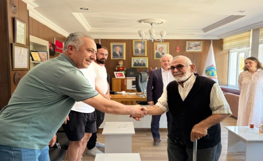 Bulduğu para dolu çantayı teslim etti