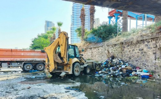 Büyükşehir'den İzmirliye dere ve denizlere çöp atmayın uyarısı!
