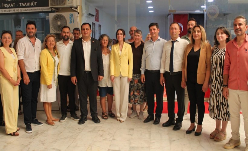 CHP'den istifa etmişti: Belediye Başkanı meclis üyeleriyle YENİ Parti'ye katıldı