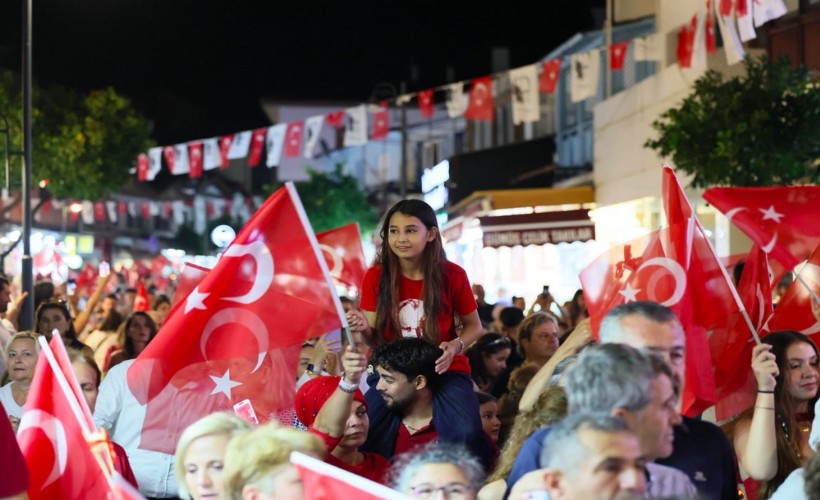 Çeşme’de fener alayıyla 30 Ağustos coşkusu
