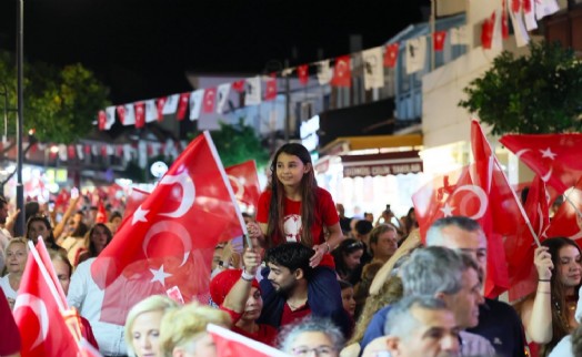 Çeşme'de fener alayıyla 30 Ağustos coşkusu