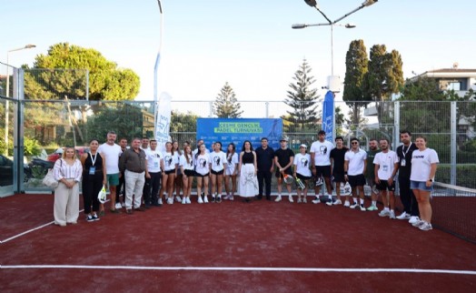 Çeşme'de spora yeni yatırım: 16 Eylül Kurtuluş Parkı'na padel kortu kazandırıldı