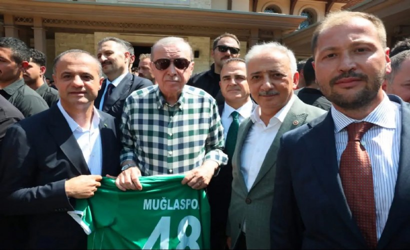 Cumhurbaşkanı Erdoğan'a 48 numaralı Muğlaspor forması takdim edildi