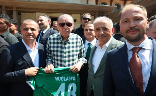 Cumhurbaşkanı Erdoğan'a 48 numaralı Muğlaspor forması takdim edildi