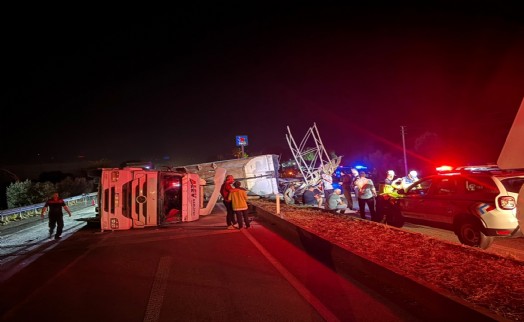 Damperi açık unutulan TIR, yön tabelasına çarparak devrildi