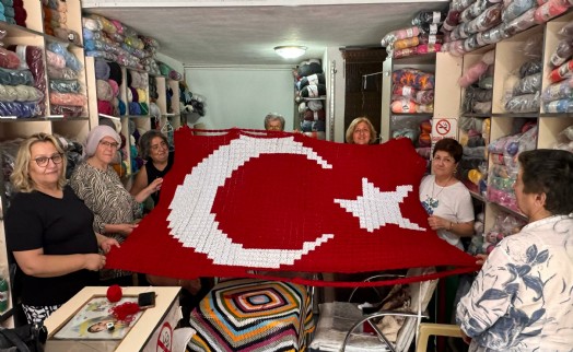 Egeli kadınlardan 30 Ağustos'a özel Türk bayrağı: 1813 motif ilmek ilmek örüldü