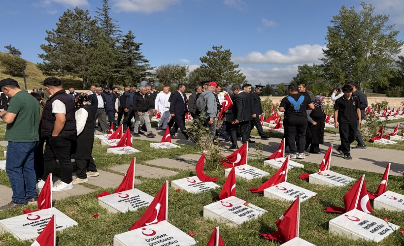 Dumlupınar Şehitliği'ne ziyaretçi akını