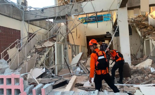 Endonezya'da 7,7 büyüklüğünde deprem