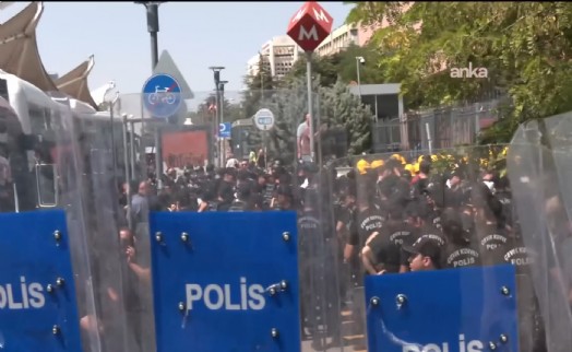 Enerji ve Tabii Kaynaklar Bakanlığı'na yürümek isteyen madencilere gözaltı