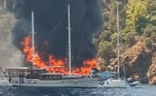Fethiye'de yangın dehşeti! Koydaki tekne alev alev yandı, 115 yolcu suya atladı