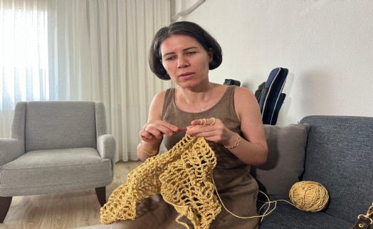 Görme engeline rağmen rengarenk çantalar örüyor