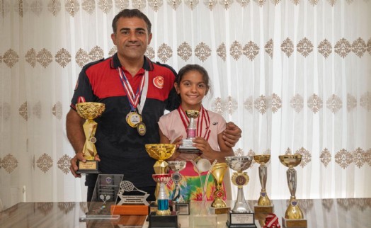 Hayat kurtaran baba, kızını kortlarda şampiyonluğa hazırlıyor