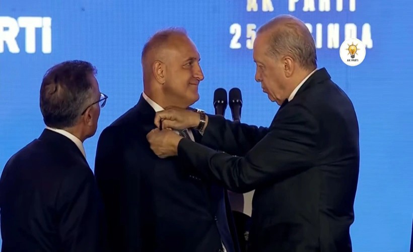 Erdoğan rozetleri taktı: 3 milletvekili ve 7 belediye başkanı AK Parti’ye katıldı