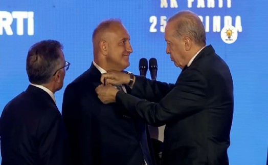 Erdoğan rozetleri taktı: 3 milletvekili ve 7 belediye başkanı AK Parti'ye katıldı