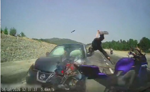İki otomobil ile motosikletin karıştığı feci kaza kamerada: 4 yaralı