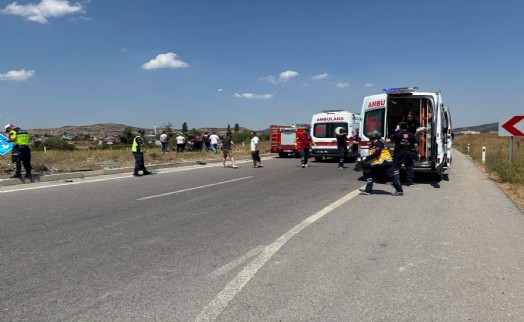 İki otomobil kavşakta çarpıştı: 1 ölü, 5 yaralı!