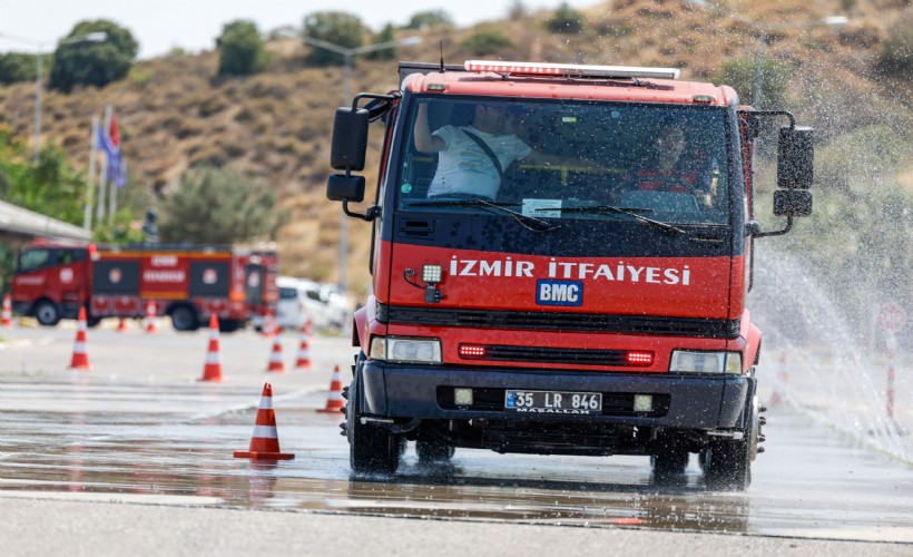 İzmir İtfaiyesi’nde direksiyon başında zorlu sınav: Yeni şoförler göreve hazırlanıyor