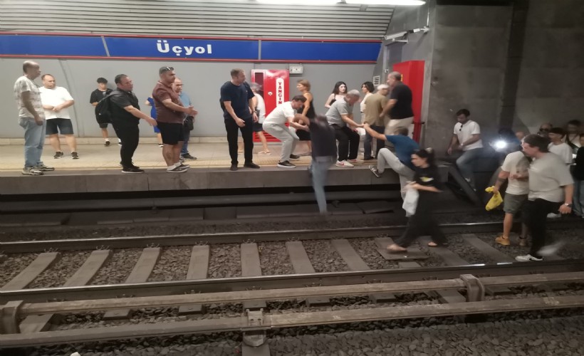 İzmir Metro’da arıza: Yolcular raylara inerek yürüdü!