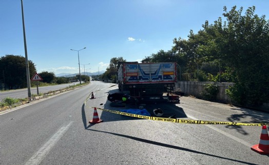 İzmir'de feci kaza: Park halindeki TIR'a çarpan motosikletin sürücüsü hayatını kaybetti