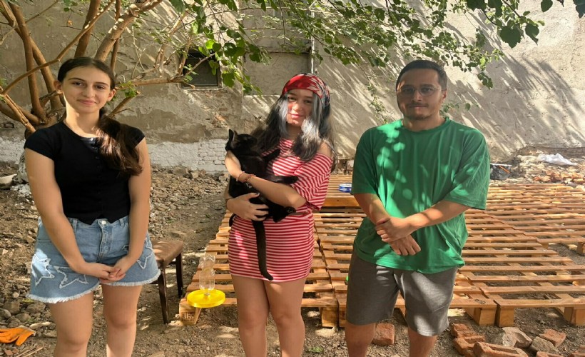 İzmir'de sokak kedileri için örnek proje: 13 yaşındaki Bade'den su ve mama kabı desteği