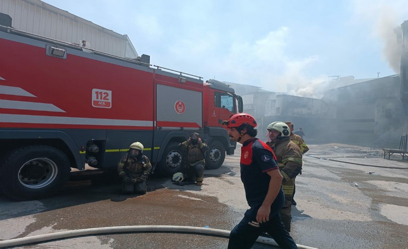 İzmir'de sünger deposunda çıkan yangında büyük hasar oluştu