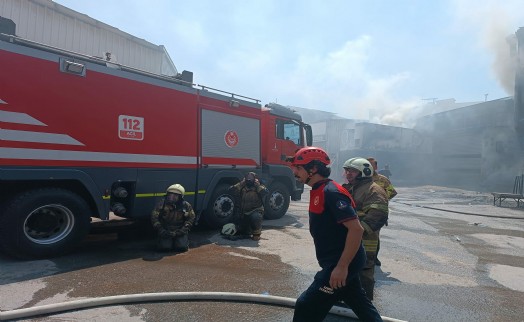 İzmir'de sünger deposunda çıkan yangında büyük hasar oluştu