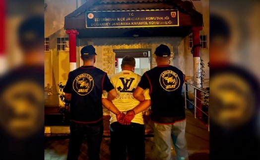 İzmir'de 15 yıl kesinleşmiş hapis cezası bulunan firari yakalandı