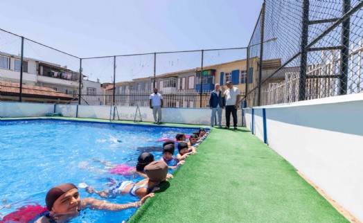 İzmir'de 1600 çocuk ücretsiz yüzme öğrendi