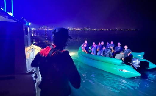 İzmir'de 18 düzensiz göçmen yakalandı