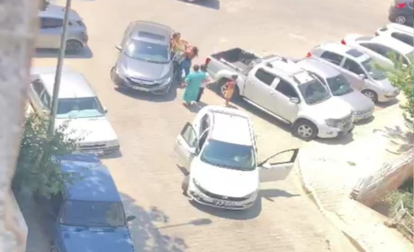 İzmir’de iki kadın sürücünün yol kavgası kamerada: Faturası ağır oldu!