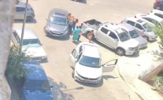 İzmir’de iki kadın sürücünün yol kavgası kamerada: Faturası ağır oldu!