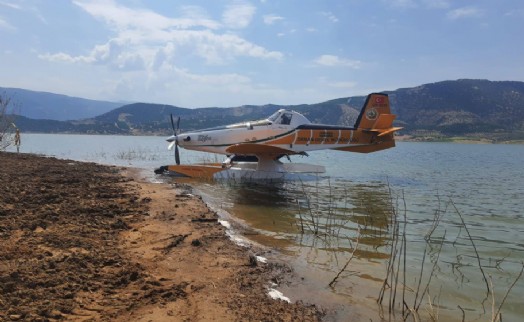 İzmir'de barajdan su alan söndürme uçağı havalanamadı, pilot güvenle tahliye edildi
