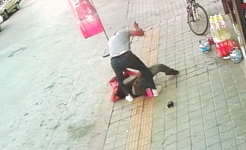 Kadına şiddet kamerada! Eski eşini sokakta bıçakladı