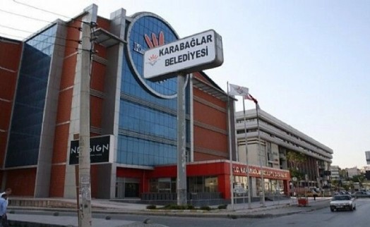 Karabağlar'da parti değişikliği polemiği: 'Biz kucaktan kucağa gitmedik'