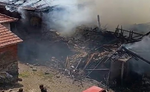 Kardeşlere ait iki ev yangında kullanılamaz hale geldi