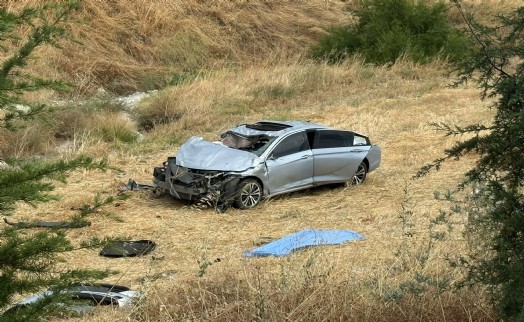 Karşı şeride geçip tarlaya uçan sürücü hayatını kaybetti