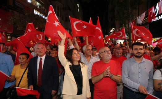 Karşıyaka Çarşısı 30 Ağustos'ta gelincik tarlasına dönüştü!